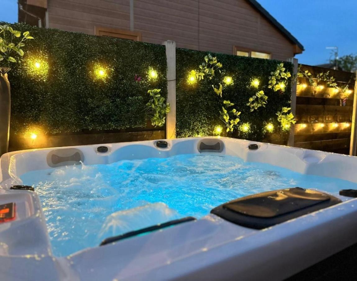 Cherry Cabin With Hot Tub York Ngoại thất bức ảnh